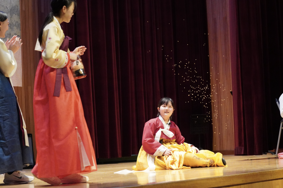 Eighth-grader Stella Lee showers lead actress Katniss Kim in eighth grade with rice and demands that 콩쥐 (Kongjwi) pick up after the mess. In despair, Kim gives up on her hopes of attending the party until a hero comes to save the day.